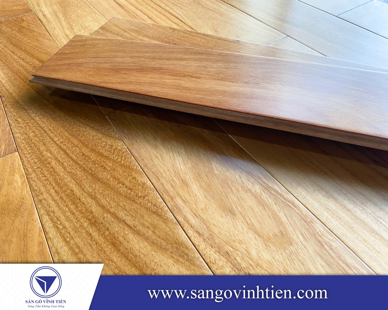 Ván sàn gỗ Gõ Đỏ Solid nổi bật với màu đỏ tự nhiên, từ đỏ nhạt đến đỏ cam, tạo nên sự ấm cúng và sang trọng cho không gian san-go-go-do